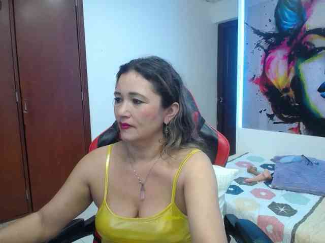 noelia-milf19 webcam