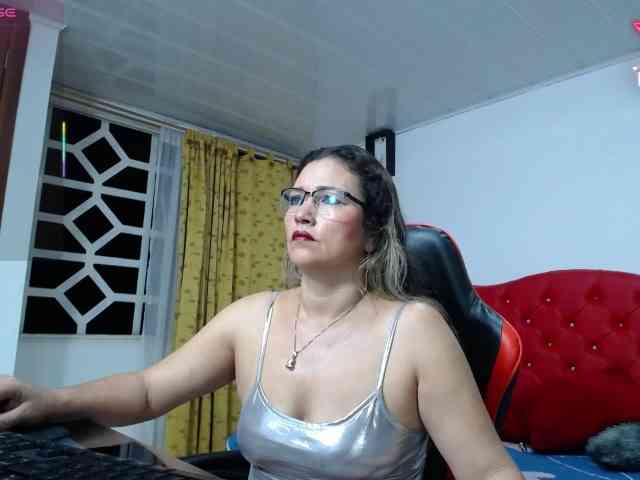noelia-milf19 webcam