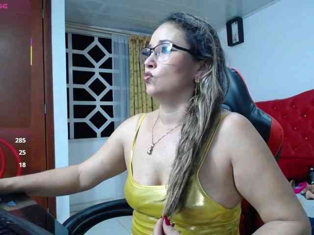 noelia-milf19 webcam