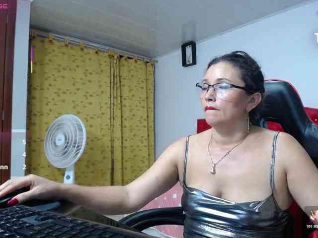 noelia-milf19 webcam