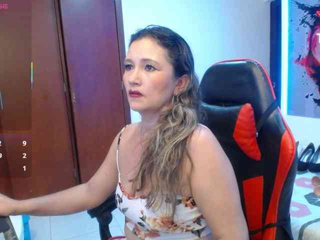 noelia-milf19 webcam