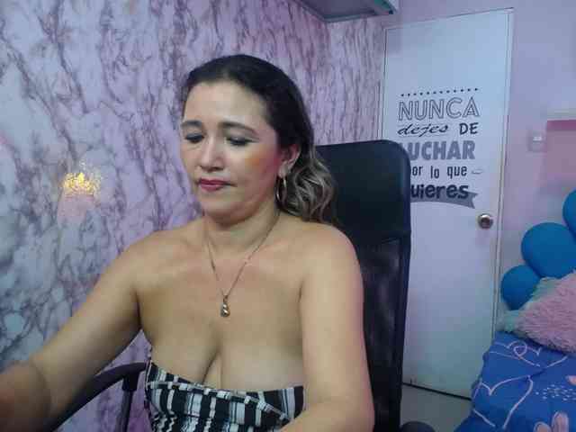 noelia-milf19 webcam