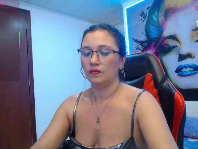 noelia-milf19 webcam