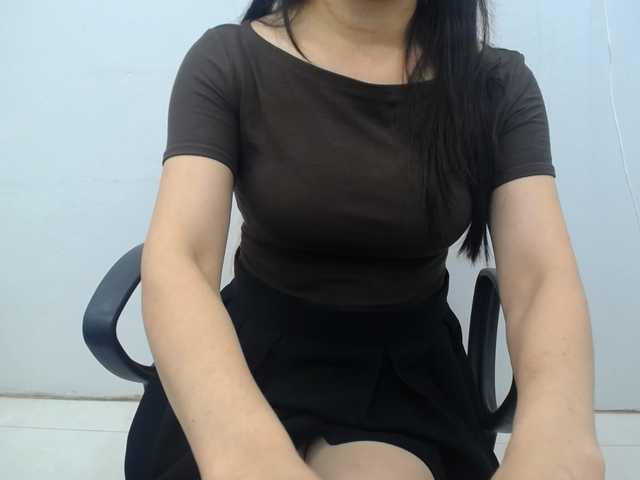 Lady-Young live cam preview