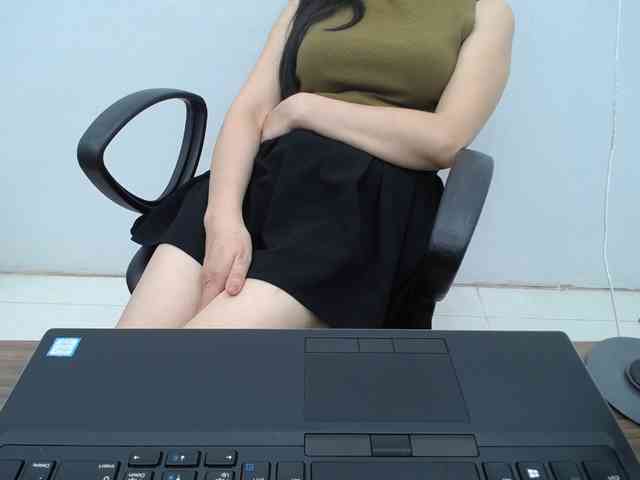Lady-Young webcam