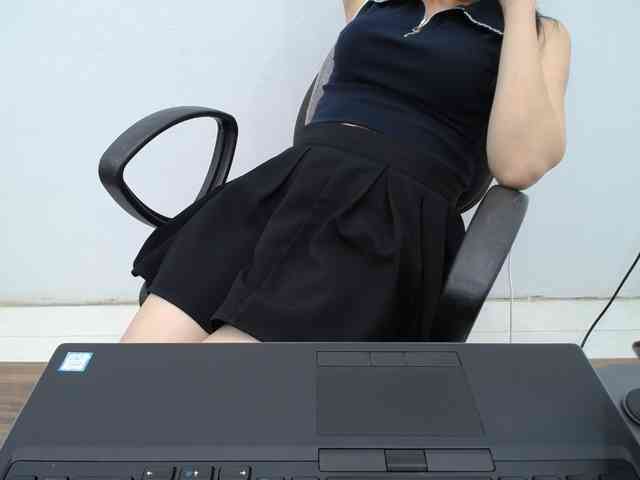 Lady-Young webcam