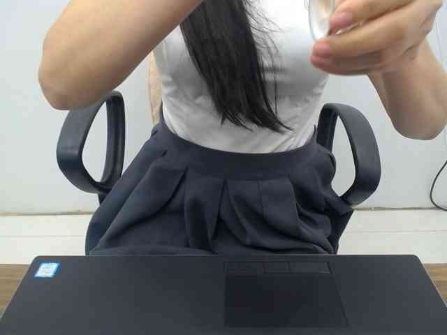 Lady-Young webcam