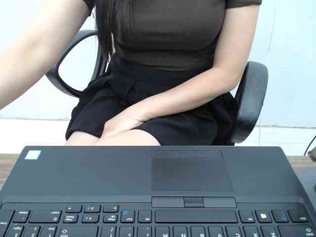 Lady-Young webcam