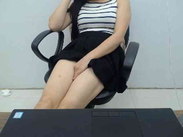 Lady-Young webcam
