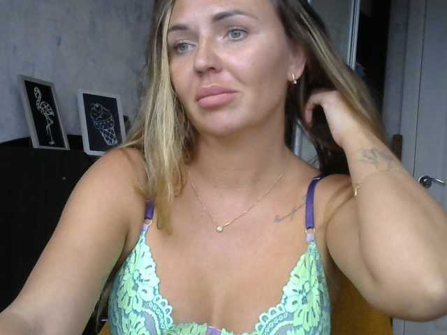 le modèle CuteAngelina est en webcam porno dans un show sur le site bongacams, il possède les tags suivants: White/Caucasian,Blonde,Shaved