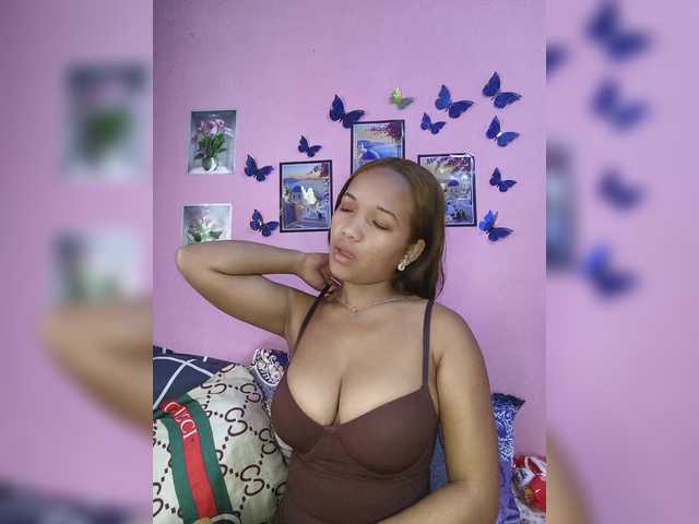 Vaninah live cam on BongaCams