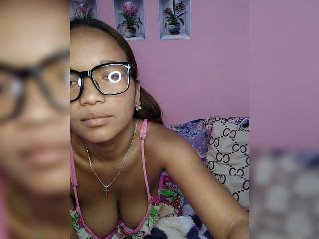 Vaninah live cam on BongaCams