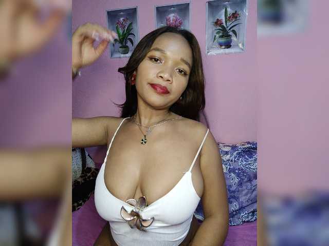 Vaninah live cam on BongaCams