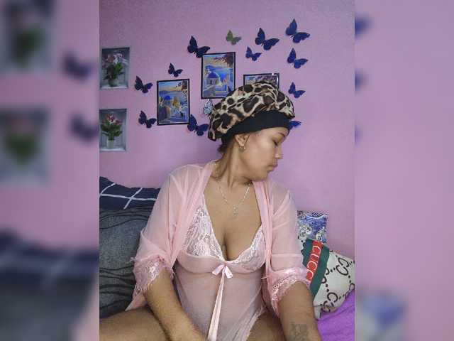 Vaninah live cam on BongaCams