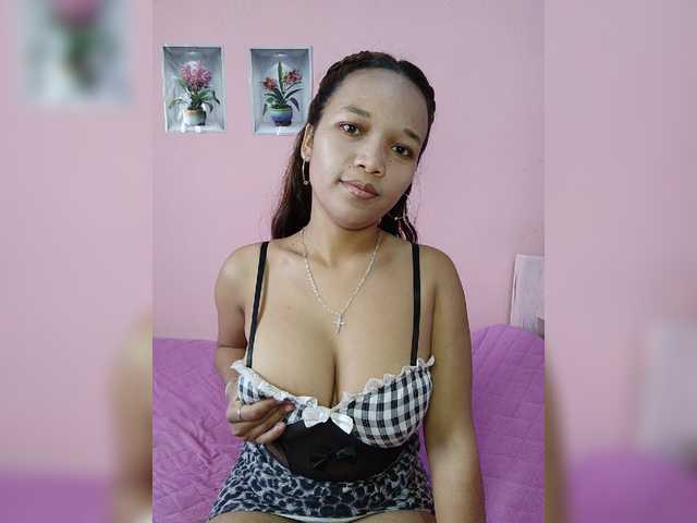 Vaninah live cam on BongaCams