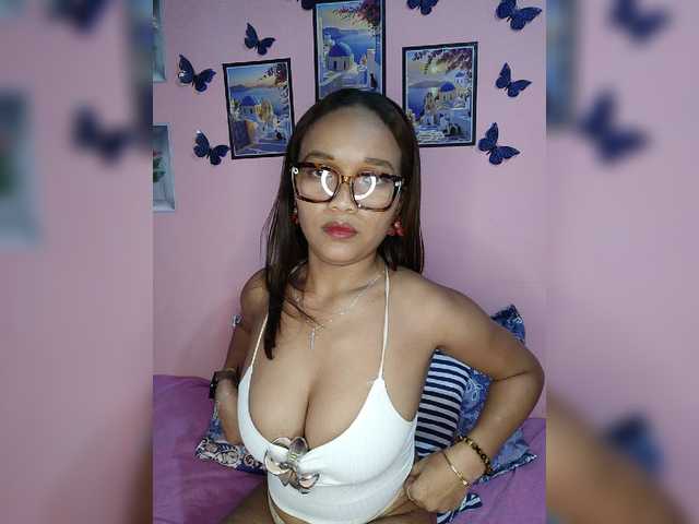 Vaninah live cam on BongaCams