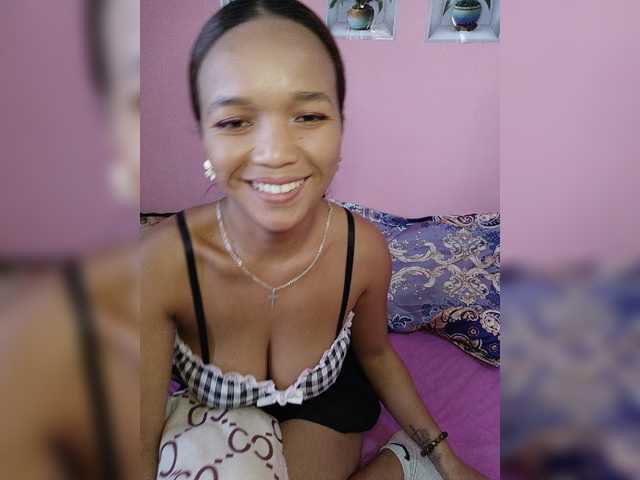 Vaninah live cam on BongaCams