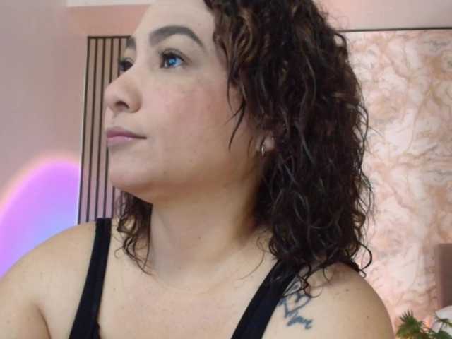 juliramirez2 live webcam show