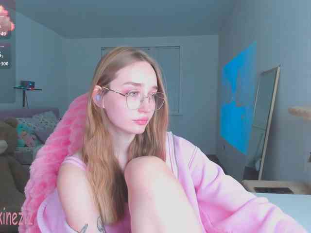 Polikinesis's cam show statistics and live stream