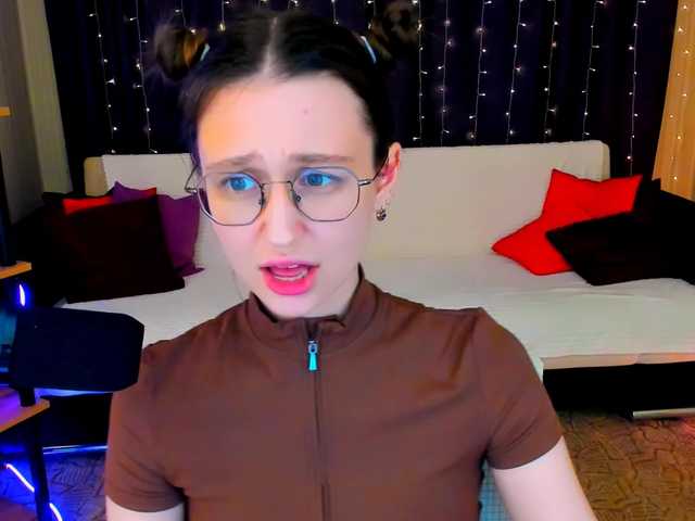 YourLovellyStory live cam preview