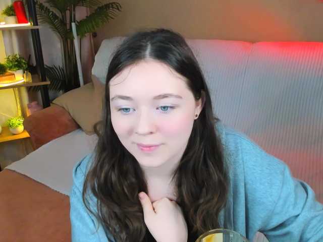 AlluringLookk — live female cam