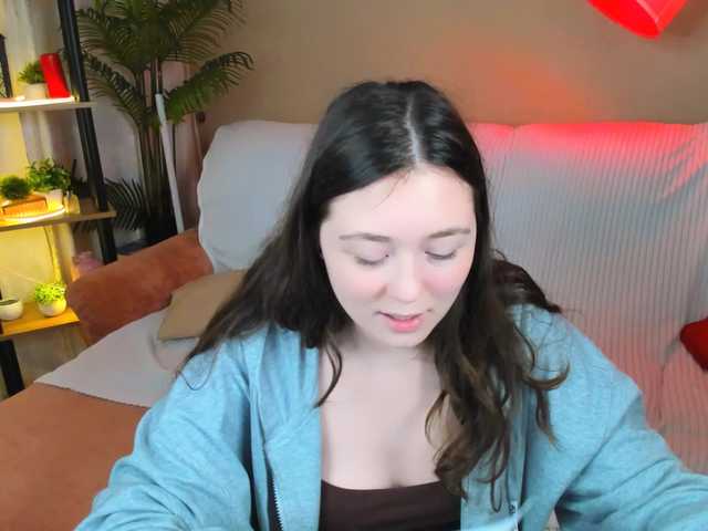 AlluringLookk — live female cam