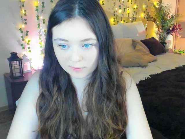 AlluringLookk webcam bongacams model stream image