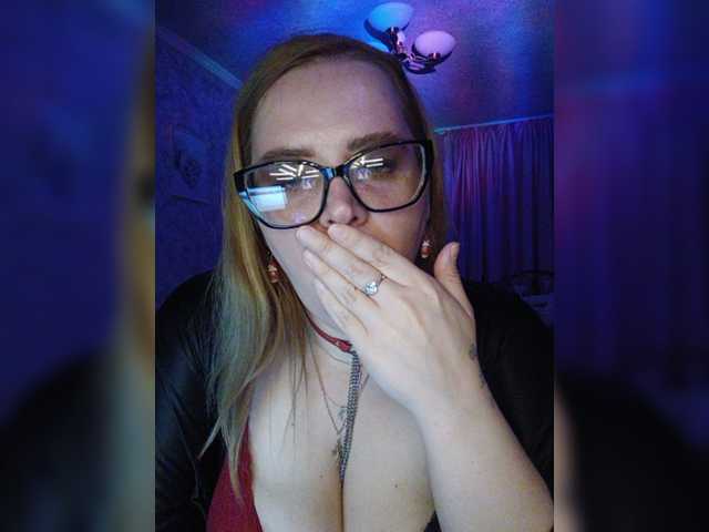 Cinnamon-Bun live cam on BongaCams