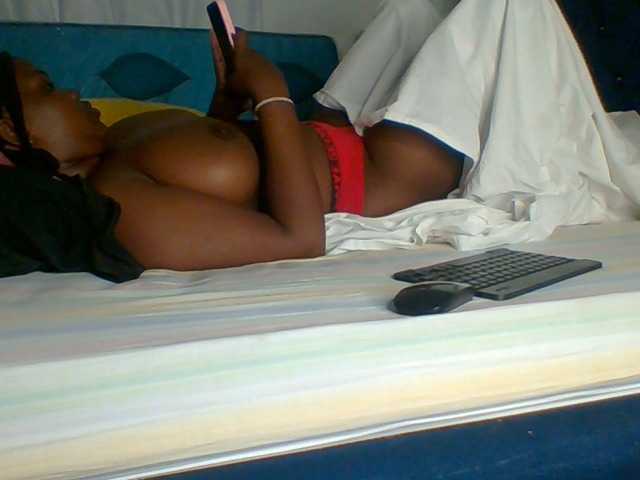 Poppy-51 live cam on BongaCams