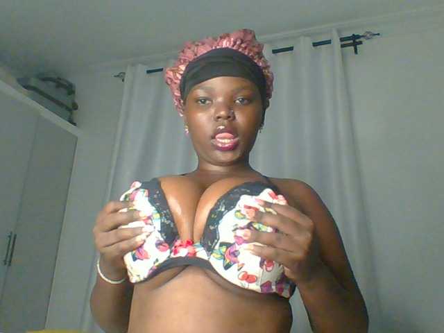 Poppy-51 live cam on BongaCams