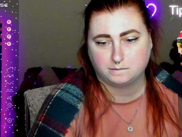 Aliciaredluv's BongaCams show and profile