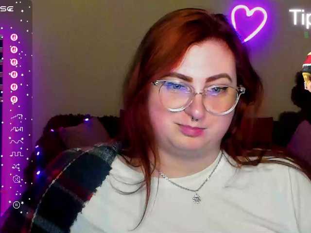 Aliciaredluv's BongaCams show and profile