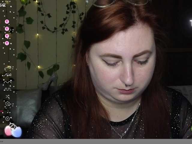 Aliciaredluv's BongaCams show and profile