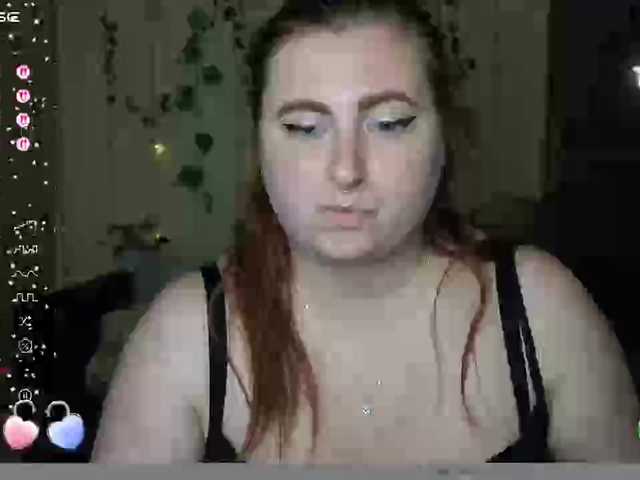 Aliciaredluv live cam on BongaCams