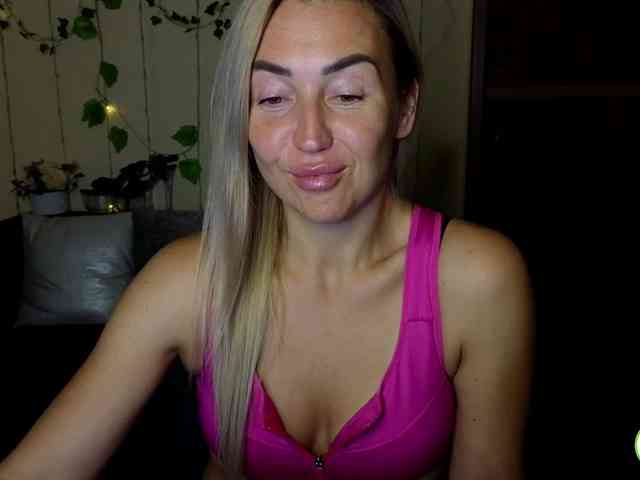 Jullyblondkiss bongacams
