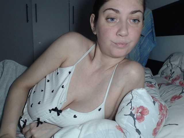petitedanielle live cam on BongaCams