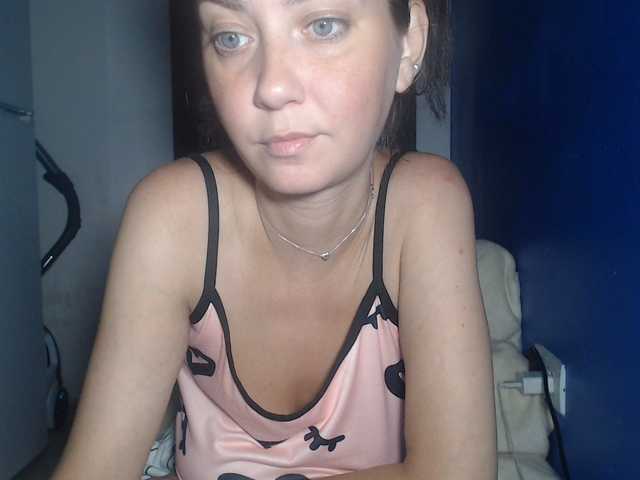 petitedanielle live cam on BongaCams