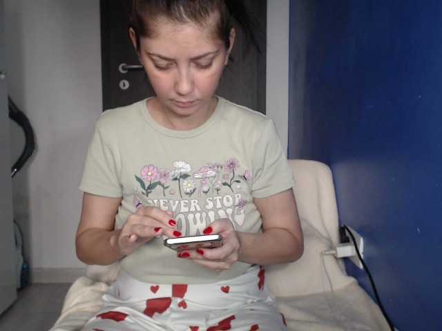 petitedanielle live cam on BongaCams