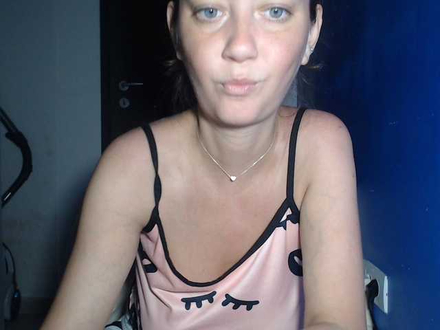 petitedanielle live webcam show