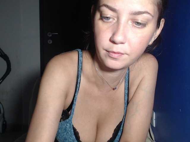 petitedanielle live cam on BongaCams