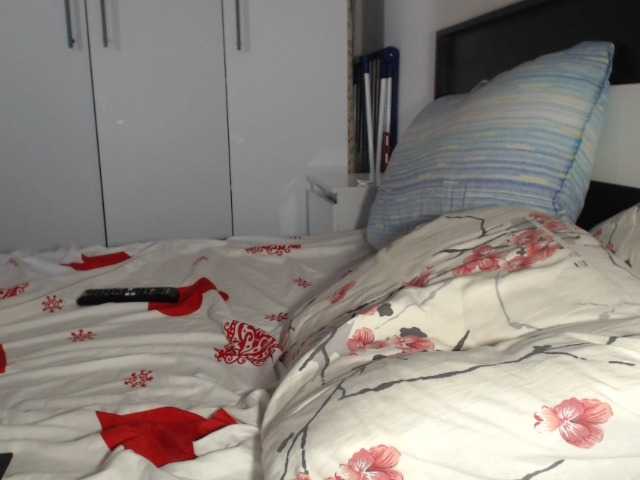 petitedanielle live cam on BongaCams