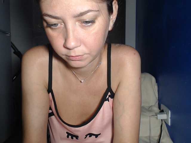 petitedanielle live cam on BongaCams