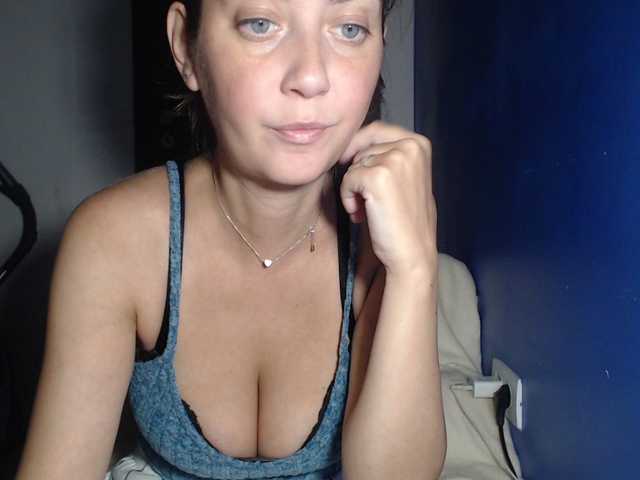 petitedanielle live cam on BongaCams