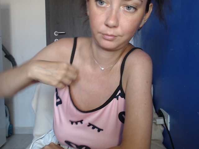 petitedanielle live webcam show