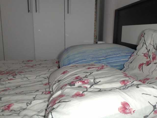 petitedanielle live cam on BongaCams