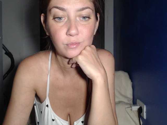 petitedanielle live cam on BongaCams