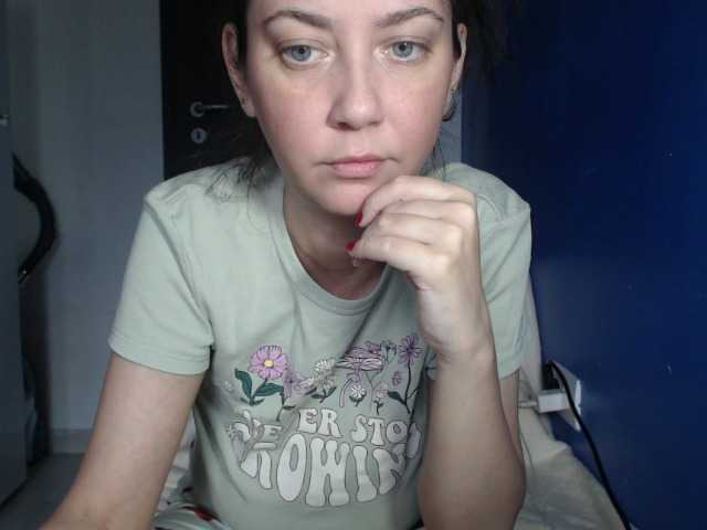 petitedanielle live cam on BongaCams