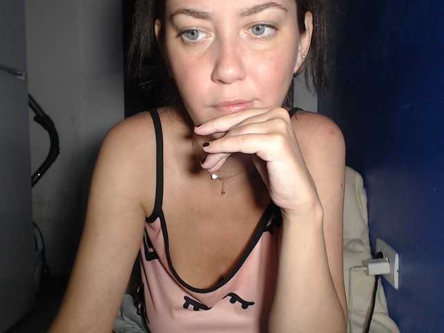 petitedanielle live cam on BongaCams