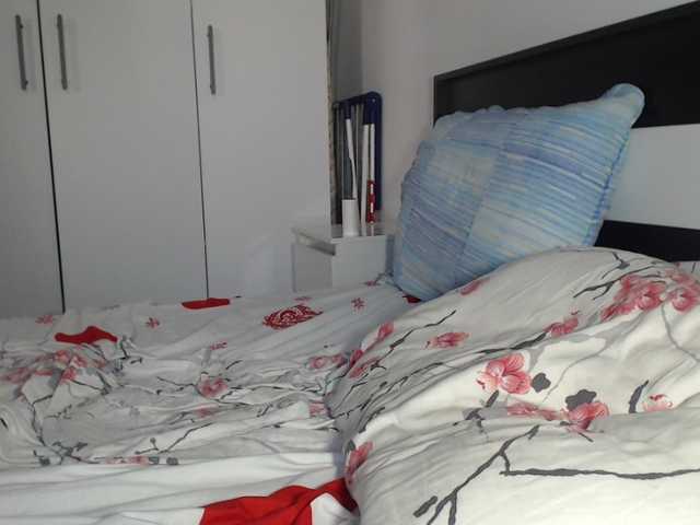 petitedanielle live cam on BongaCams