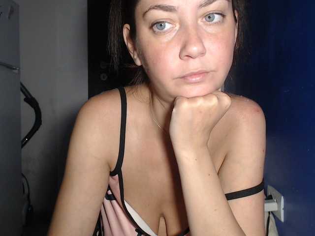 petitedanielle live cam on BongaCams